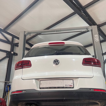 Замена опор передних амортизаторов, замена передних тормозных колодок с переборкой суппортов для Volkswagen Tiguan 2016г.
